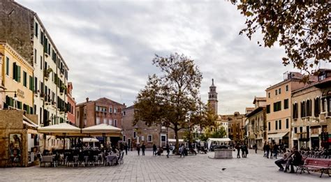 Campo Santa Margherita a Venezia, animato durante l'ora dell'aperitivo
