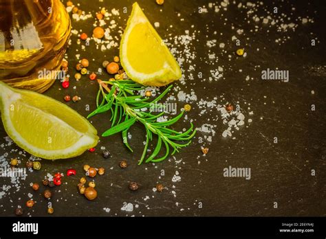 Limoni freschi e erbe aromatiche per la preparazione