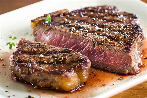 Immagine di una bistecca alla tartara con guarnizioni