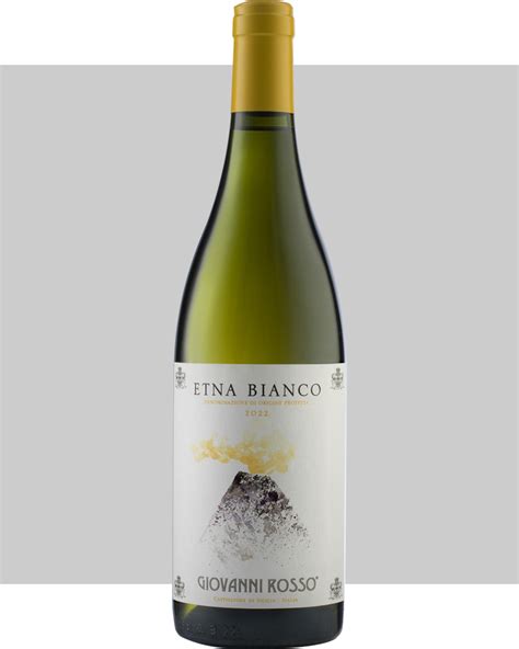 Un calice di vino bianco Etna Bianco Gambino con un'etichetta che mostra il vulcano