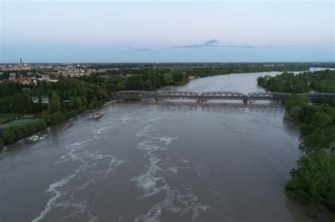 Fotografia recente di una piena del Po