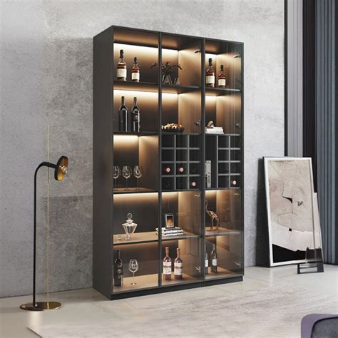 Vetrina di un wine bar con bottiglie di vino