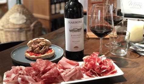 Piatto gourmet con un bicchiere di vino