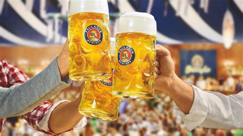 Festa della birra con boccali di birra e persone che brindano