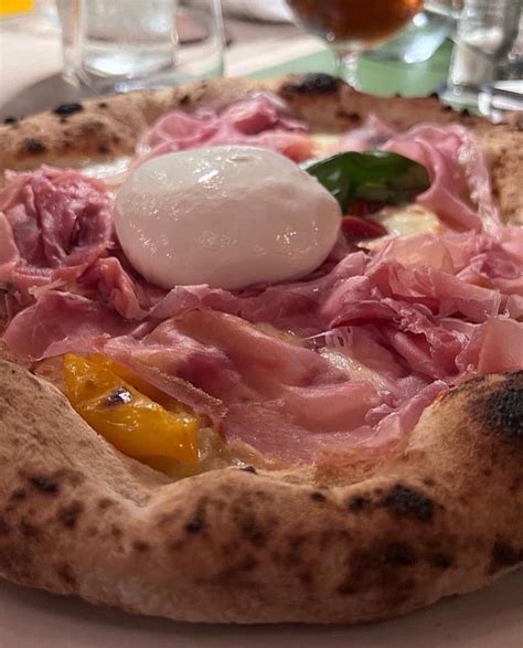 Pizze artigianali cotte a legna e birre artigianali in primo piano