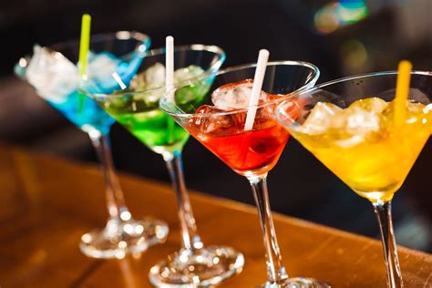 Una selezione di cocktail colorati in un ambiente elegante