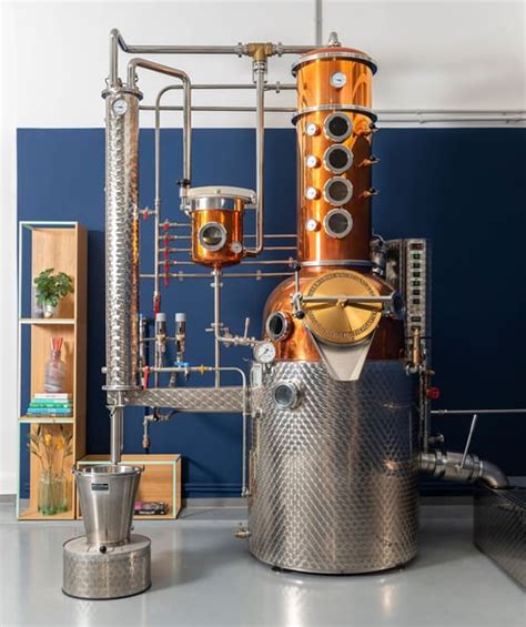 Distilleria artigianale con alambicchi in rame
