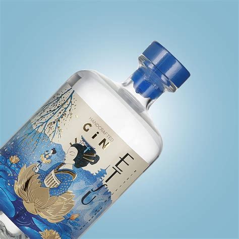 Bottiglie di gin con etichette artistiche e botaniche