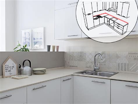 Esempio di cucina con alzatina in acciaio inossidabile color oro champagne a specchio.