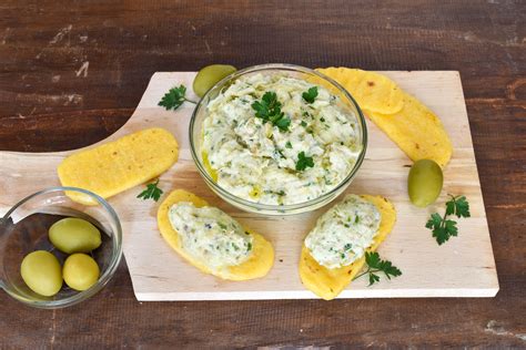 Piatto di baccalà mantecato con un bicchiere di Martini Dry
