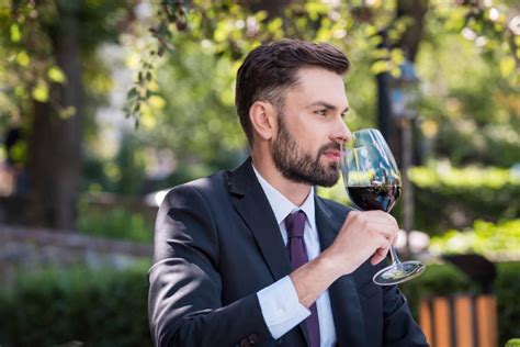 Persona che beve un bicchiere di vino