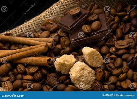 Chicchi di caffè e canna da zucchero