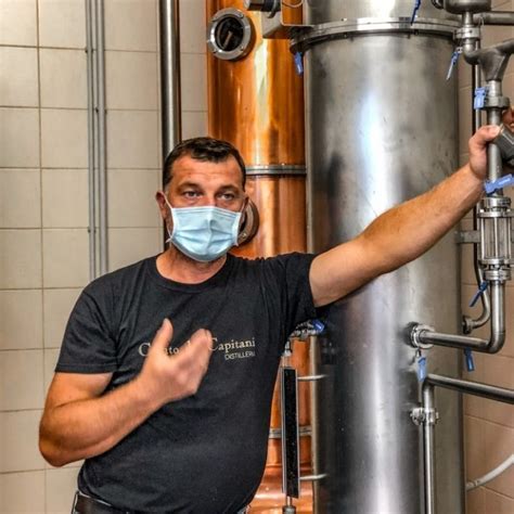 Interno della distilleria Casato dei Capitani con alambicchi in rame