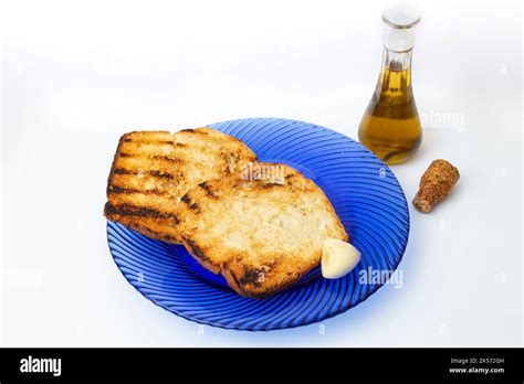 Fettine sottili di bottarga su pane tostato con olio EVO