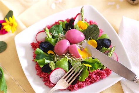 Insalata colorata con barbabietola, uova di quaglia e bottarga