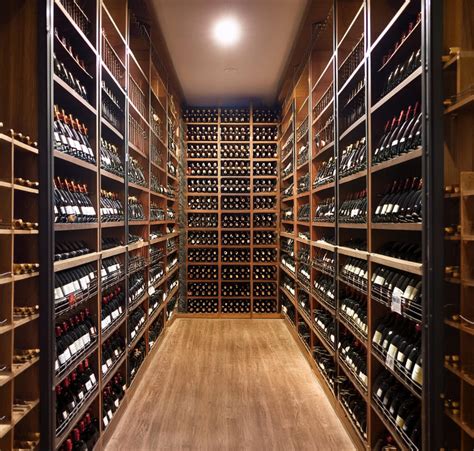 Cantina di conservazione del vino con bottiglie coricate