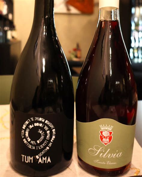 Bottiglia di vino Pét-Nat con lieviti sul fondo