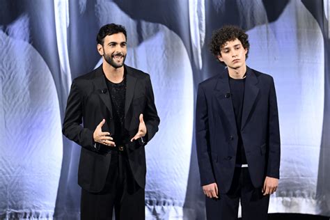 giovane attore sul palco