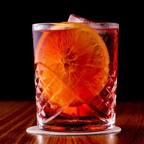 Cocktail Negroni servito in un bicchiere tumbler con ghiaccio e una fettina d'arancia