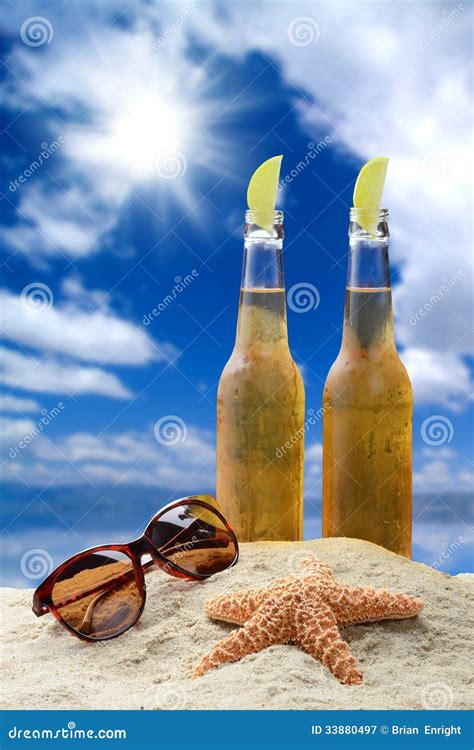 Spiaggia tropicale al tramonto con bottiglie di birra Corona.