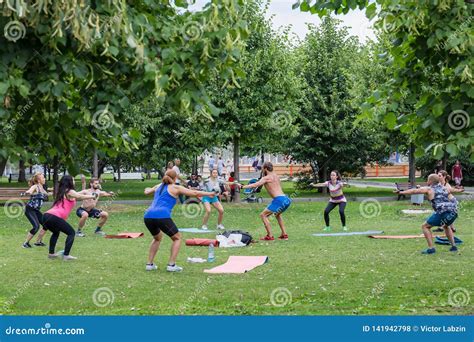 Persone che fanno attività all'aperto con bottiglie di Corona.