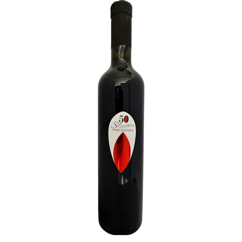 Vasi di vetro con visciole in infusione nel vino