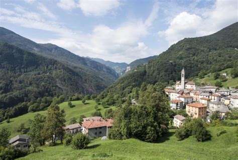 Paesaggio della Val Taleggio con baite tradizionali