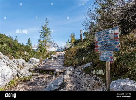 Sentiero escursionistico in Val Taleggio con segnaletica
