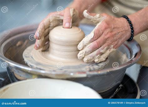 Coppia che lavora all'argilla in un laboratorio di ceramica