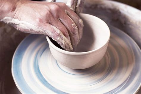 Tazza di vino accanto a pezzi di ceramica in lavorazione