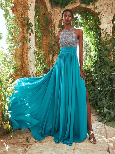 Modella che indossa un abito da sera in chiffon con velo coordinato