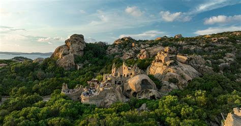 Interno del Karmico Ritual Club con design moderno ed esotico