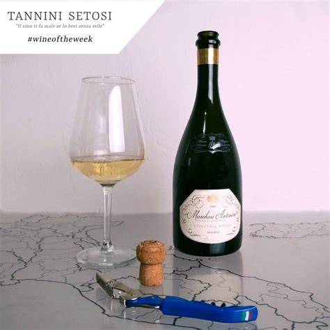 Calice di vino Chardonnay con riflessi dorati