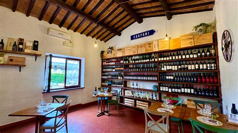 Interno di un'enoteca accogliente con bottiglie di vino disposte su scaffali