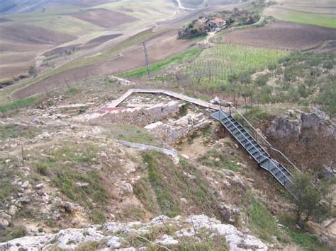 Panorama di Lercara Friddi con il sito archeologico di Colle Madore in lontananza