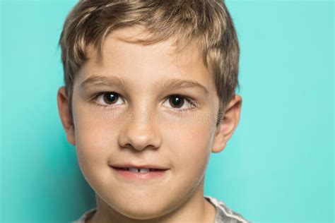Monastero francescano con un bambino in primo piano