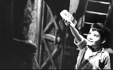 Un bambino che offre pane e vino a un crocifisso