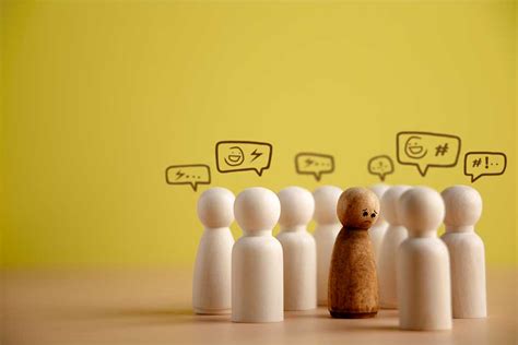 Giovani che bevono da bottiglie e lattine in un contesto sociale