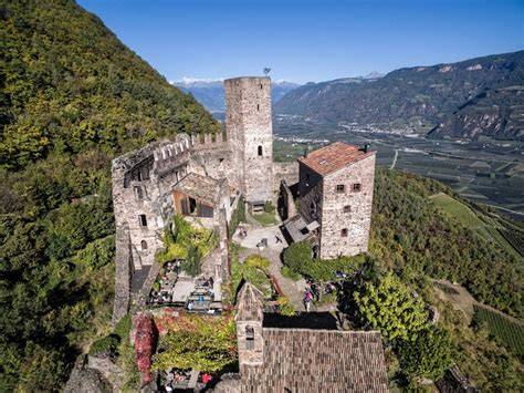 Castel d'Appiano (Burg Hocheppan) con la valle sottostante