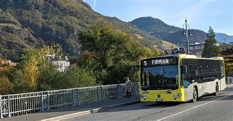 Un autobus SAD in transito su una strada panoramica dell'Alto Adige