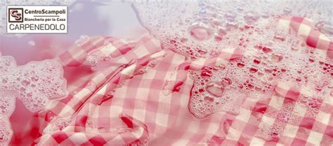 Tovaglia a quadri con macchie di vino