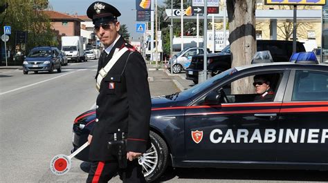 Carabinieri che effettuano un controllo stradale