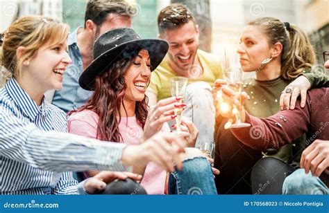 Ragazzi che festeggiano, con un'atmosfera di incertezza