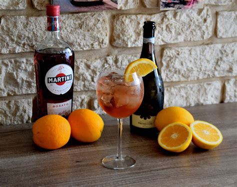 varietà di finger food serviti con Martini Rosato