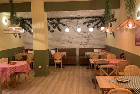 Interno accogliente di una trattoria italiana