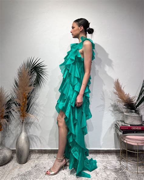 Schizzo di design di un abito asimmetrico con ruches