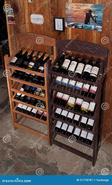 Interno dell'Enoteca San Tomaso con scaffali di bottiglie di vino