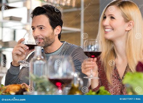 Coppia che degusta vino in un'enoteca