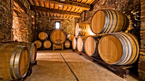 Botte di legno riadattata come enoteca