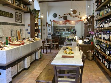 Interno dell'Enoteca Butticè con bottiglie e salumi